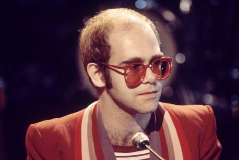 Blessé à la hanche, Elton John reporte ses concerts à Paris en juin 2023